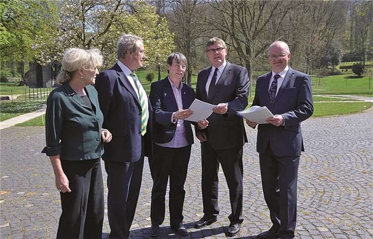Prof. Dr. Beate Jessel, Präsidentin des Bundesamtes für Naturschutz, Horst Becker, Parl. Staatssekretär Umweltministerium NRW, Bundesumweltministerin Dr. Barbara Hendricks, Landrat Sebastian Schuster und Dr. Joachim Schwab, Bezirksregierung Köln. Rhein-Sieg-Kreis