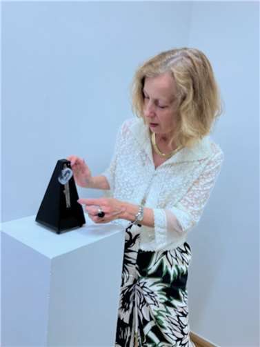 Prof. Dr. Beate Reifenscheid schlägt das Metronom von Man Ray an.