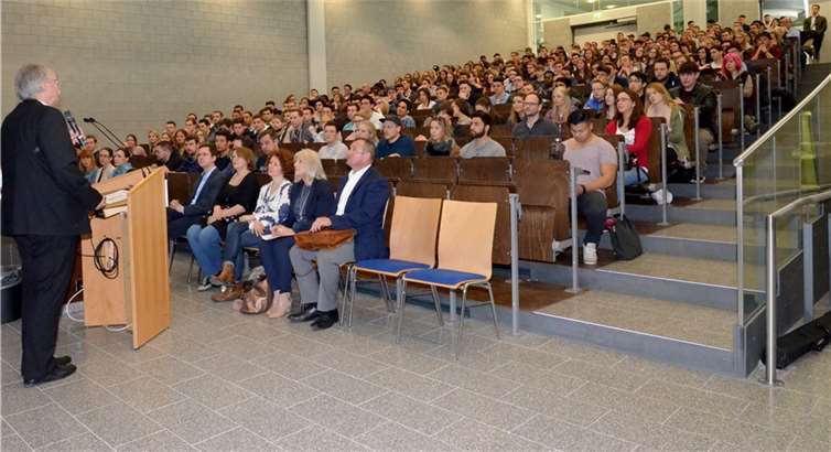 Prof. Dr. Bosselmann-Cyran (Präsident der Hochschule Koblenz) bei der Begrüßung der Erstsemester. Fotos: Christiane Gandner