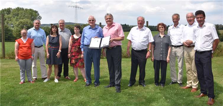 Prof. Dr. Burkhard Schappert, Präsident von Special Olympics-Rheinland-Pfalz (6. v. r.) überreicht im Beisein von Sportlern und Repräsentanten des Landesverbandes die Ausschreibung an Karl-Heinz Thommes (6. v. l.).  SO RLP