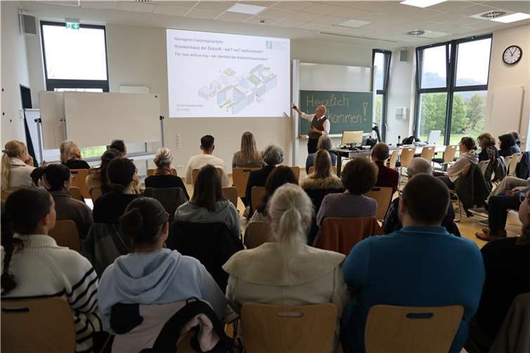 Prof. Dr. Christof Schenkel-Häger stellt die zukünftigen Herausforderungen der Krankenhausversorgung vor.  Foto: Susanne Dröppelmann/ Hochschule Koblenz