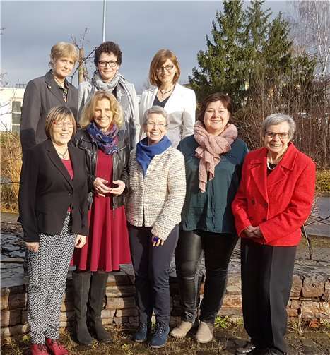 Prof. Dr. Daniela Braun (vordere Reihe, Mitte) mit dem Vorstand der ASF (vorn von links): Gertrud Block, Anna Köbberling, Anja Eisenblätter und Renate Schmitt. Hintere Reihe von links: Christine Holzing, Christina Hahn und Olivija Shterjova.privat