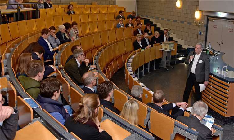 Prof. Dr. Dietrich Holz, Vizepräsident für Forschung, stellte die Forschungsaktivitäten der Hochschule Koblenz vor. Foto: Hochschule Koblenz