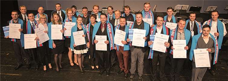 Prof. Dr. Edda Müller, Kurt Krautscheid und Alexander Baden gratulieren den 24 besten Jungmeisterinnen und Jungmeistern ihres Gewerks zum Erhalt des Meisterbriefs auf der Bühne der Rhein-Mosel-Halle. P!ELmedia