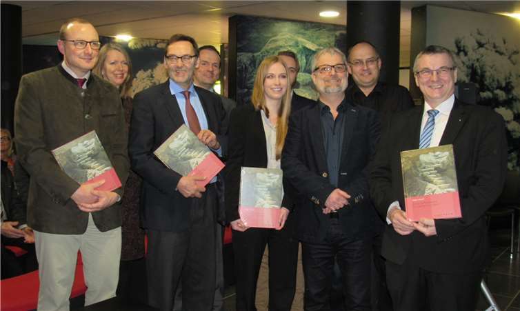 Prof. Dr. Falko Daim (vorne, 2. von links) und Landrat Dr. Alexander Saftig (rechts) unterstrichen ihre Begeisterung über die Entwicklung des Vulkanparks. Links neben dem Landrat, der Autor des Buches, Dr. Holger Schaaff.MKA