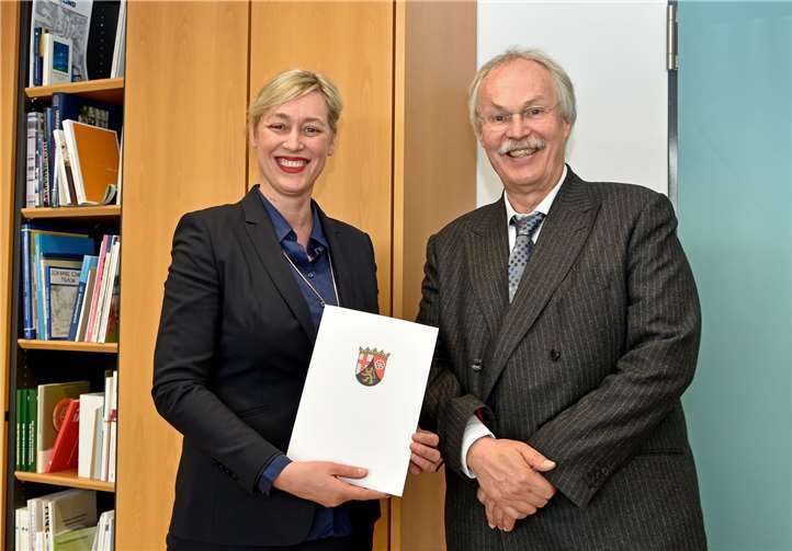 Prof. Dr. Fee Steinhoff und der Präsident der Hochschule Koblenz, Prof. Dr. Kristian Bosselmann-Cyran.Foto: privat