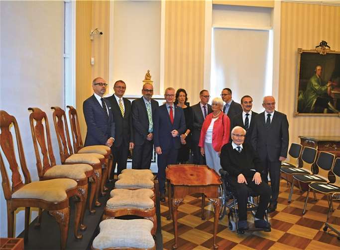 Prof. Dr. Frank Druffner, Landrat Rainer Kaul, Prof. Dr. Martin Eberle, Volkmar Müller (Geschäftsstellenleiter der Provinzial Neuwied), Isabelle Fürstin zu Wied, Museumsdirektor Bernd Willscheid, Helga Moitz, Dr. Achim Stiegel, Dr. Hans-Jürgen Krüger, Dr. Hermann-Josef Richard und Oberbürgermeister Nikolaus Roth (v.li.). Thomas Höfner