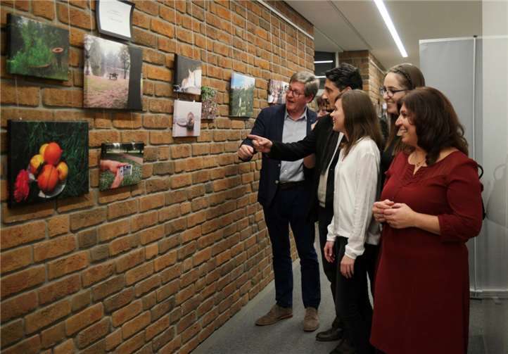 Prof. Dr. Friesenhahn, Selim Özem, die drei projektleitenden Studentinnen sowie Zeyneb Begen waren ganz erstaunt von den vielen wunderschönen Bildern der Kinder und Jugendlichen.