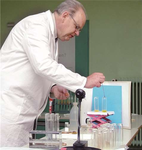 Prof. Dr. Georg Schwedt führt die Untersuchung von Mineralwässern der Eifel im Vulkanpark Infozentrum durch. privat