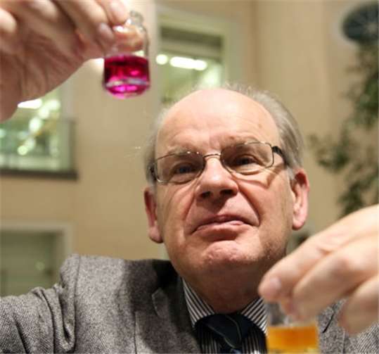 Prof. Dr. Georg Schwedt, renommierter Professor der Chemie, möchte den Zuhörern die chemischen Bestandteile des Weins und ihre Wirkung näherbringen.  Ina Josten/Ahrwein e.V.