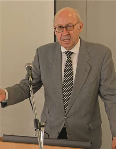 Prof. Dr. Günther Schmid (München) beim Vortrag bei der GSP Sektion Bad Neuenahr-Ahrweiler.privat