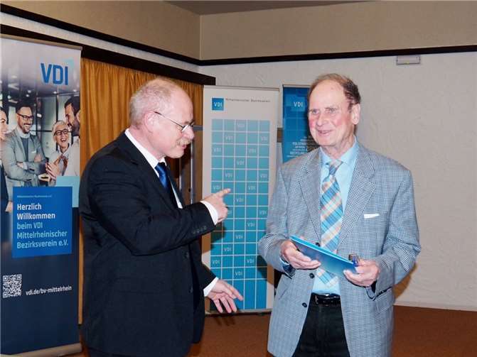 Ingenieure aus Kadenbach und Niedererbach geehrt Prof. Dr. Helmut Metzger wird durch Werner Schumacher geehrt. Fotos: VDI – Marianne Lotz