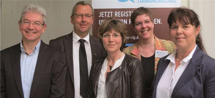 Prof. Dr. Hermann Brandenburg (v.l.n.r.), Dekan der Pflegewissenschaftlichen Fakultät der PTHV; Prof. Dr. Frank Weidner, Lehrstuhl Pflegewissenschaft an der PTHV und Mitglied des Gründungsausschusses sowie weitere Mitglieder des Gründungsausschusses: Mieke Schroeder-Jächel, Manuela Raiß und Kerstin Gartig. privat