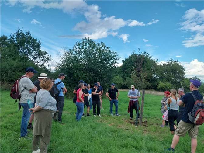 Prof. Dr. Hesse mit den Mitarbeitenden der evangelischen Kirchengemeinde Mendig.  Foto: K. Stein