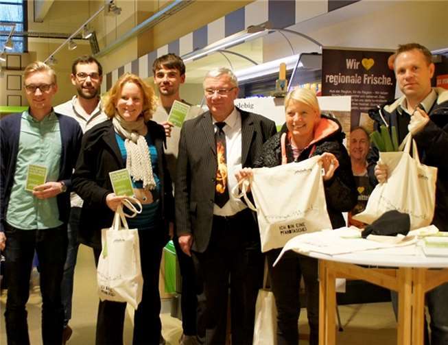 Prof. Dr. Hofmann-Göttig, die Grünen Ratsmitglieder Catharina Weichert, Nils Wiechmann und Sylvie Enger sowie die Köpfe des Projektes: Patrick Weirich, Niclas Slatin und Johannes Hofmann.privat