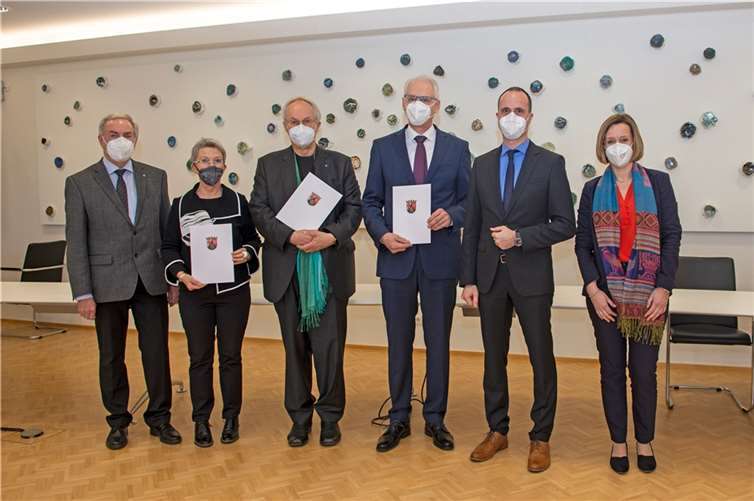 Prof. Dr. Holz, Prof. Dr. Daniela Braun, Prof. Dr. Kristian Bosselmann-Cyran, Prof. Dr. Karl Stoffel, Clemens Hoch und Dr. Fabienne Köller-Marek.  Foto: Hochschule Koblenz
