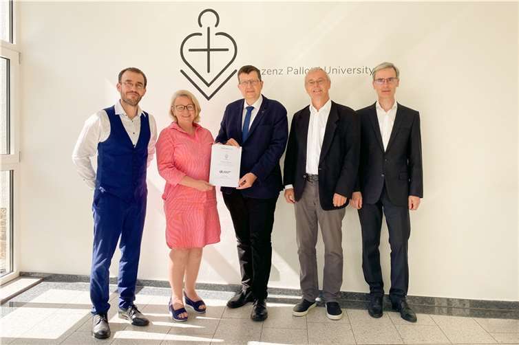 Prof. Dr. Ingo Proft, Dekan der Fakultät Theologie der Vinzenz Pallotti University, Prof. Dr. Julia Sander, Geschäftsführerin der Vinzenz Pallotti University, Prof. Dr. Stefan Wehner, Präsident der Universität Koblenz, P. Helmut Scharler SAC, Pallottinischer Delegat der Vinzenz Pallotti University, und Prof. Dr. Rainer Schwindt, Geschäftsführender Leiter des Instituts für Katholische Theologie der Universität Koblenz, mit dem unterzeichneten Vertrag (v.l.n.r.). Foto: Vinzenz Pallotti University, Daniela Hahn