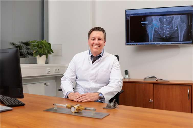 Prof. Dr. Jan Schmolders ist neuer Chefarzt der Orthopädie, Unfallchirurgie, Sportmedizin und Tumororthopädie am Krankenhaus Maria Hilf in Bad Neuenahr-Ahrweiler.  Foto: Joachim Gies