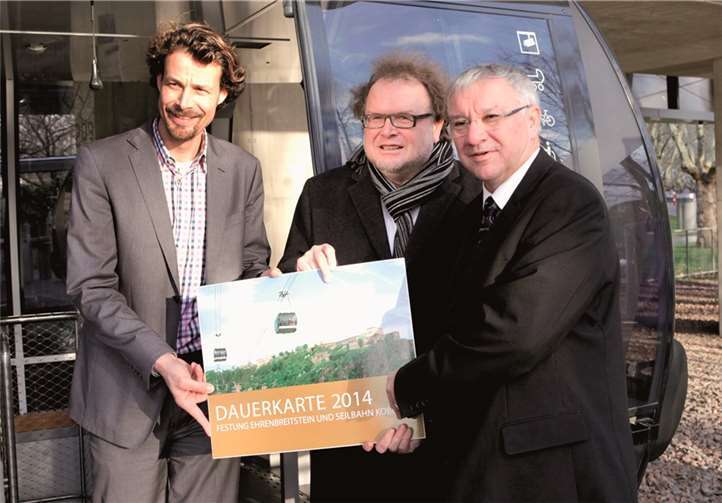 Prof. Dr. Joachim Hofmann-Göttig, Oberbürgermeister der Stadt Koblenz, Thomas Metz, Generaldirektor Kulturelles Erbe und Michèl van Dun (v.re.), Geschäftsführer Seilbahn Koblenz präsentieren die neue Kombi-Dauerkarte. Ulrich Pfeuffer, GDKE