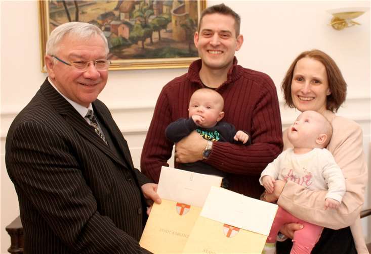 Prof. Dr. Joachim Hofmann-Göttig überreichte Fabian Felix Peter und Finja Juliana Alfter die Patenschaftsurkunden. privat