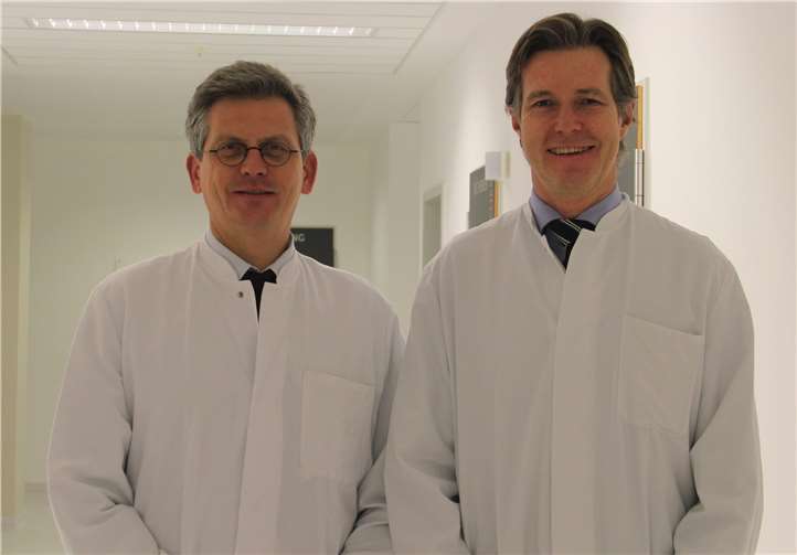 Prof. Dr. Jörg Heller (links), Chefarzt Innere Medizin und Gastroenterologie, und Prof. Dr. Klaus Prenzel (rechts), Chefarzt Allgemein- und Viszeralchirurgie, vom Marienhaus Klinkum im Kreis Ahrweiler informieren Betroffene und Interessierte rund um das Thema Sodbrennen.  Marienhaus Klinikum