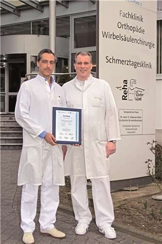 Prof. Dr. Joern W. P. Michael, Geschäftsführender Chefarzt der Klinik für Orthopädie, Unfallchirurgie und Wirbelsäulenchirurgie, und Oberarzt Dr. Jürgen Fey mit der Urkunde der DGOOC.privat