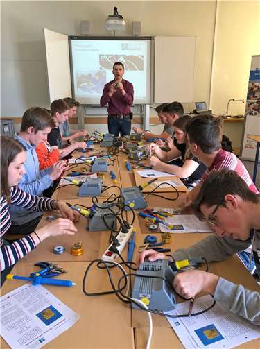 Prof. Dr. Johannes Stolz mit den Schülerinnen und Schülern des Landesmusikgymnasiums.Foto: LMG Montabaur/Manuela Wagener)
