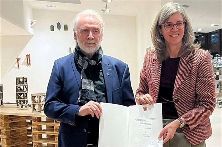 Prof. Dr. Jürgen Hardeck überreicht die Auszeichnung an Museumsleiterin Dr. Nele van Wieringen.  Foto: Keramikmuseum Westerwald