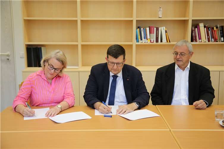 Prof. Dr. Julia Sander, Geschäftsführerin der Vinzenz Pallotti University, Prof. Dr. Stefan Wehner, Präsident der Universität Koblenz und P. Helmut Scharler SAC, Pallottinischer Delegat der Vinzenz Pallotti University, bei der Vertragsunterzeichnung. Foto: Universität Koblenz, Christoph Asche