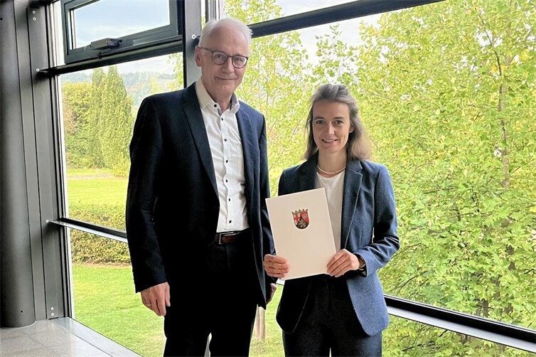 Prof. Dr. Karl Stoffel, Präsident der Hochschule Koblenz, begrüßt Prof. Dr. Sarah Lichtenthäler als neue Professorin an der Hochschule Koblenz. Bild: Hochschule Koblenz