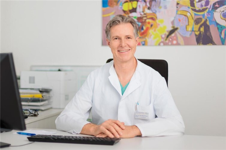 Prof. Dr. Klaus Prenzel, Chefarzt der Allgemein- und Viszeralchirurgie am Krankenhaus Maria Hilf in Bad Neuenahr-Ahrweiler lädt zum Infoabend: Erkrankungen der Schilddrüse – wann ist eine OP sinnvoll?  Foto:Joachim Gies | Marienhaus