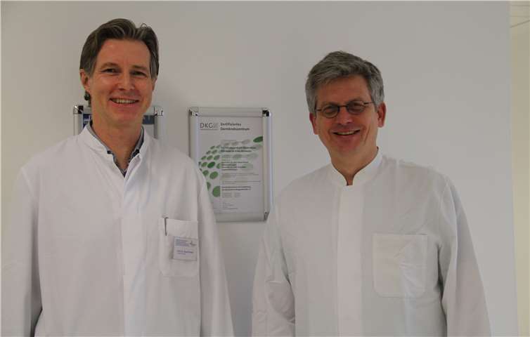 Prof. Dr. Klaus Prenzel, Chefarzt der Allgemein- und Viszeralchirurgie (links) und Prof. Dr. Joerg Heller, Chefarzt der Inneren Medizin/Gastroenterologie (rechts) freuen sich über die erfolgreiche Zertifizierung. Foto: privat