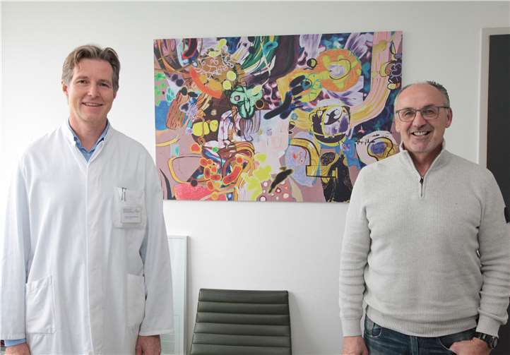 Prof. Dr. Klaus Prenzel, der Chefarzt der Allgemein- und Viszeralchirurgie, mit seinem bekannten Patienten Jürgen Kohler. Foto: arienhaus