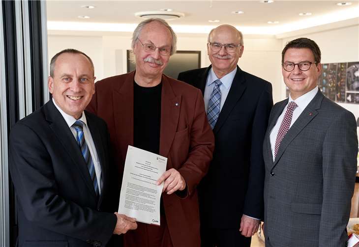 Prof. Dr. Konrad Wolf, Prof. Dr. Kristian Bosselmann-Cyran, Prof. Dr. Eberhard Menzel (Vorsitzender des Hochschulrats der Hochschule Koblenz) und Matthias Nester (Vorsitzender des Kuratoriums der Hochschule Koblenz). Foto: Hochschule Koblenz/Thomas Frey