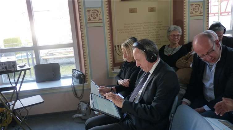Prof. Dr. Konrad Wolf und Dr. Margaret Traub vertieften sich am Tablet in die Themen der Internetseite.