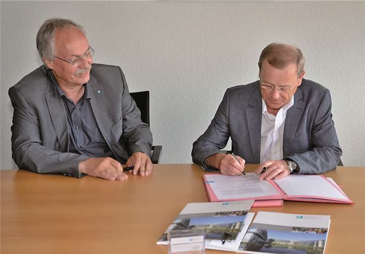Prof. Dr. Kristian Bosselmann-Cyran, Präsident der Hochschule Koblenz (l.), bei der Vertragsunterzeichnung mit Oberstudiendirektor Erik Babucke, Leiter des Gymnasiums auf der Karthause.Hochschule Koblenz