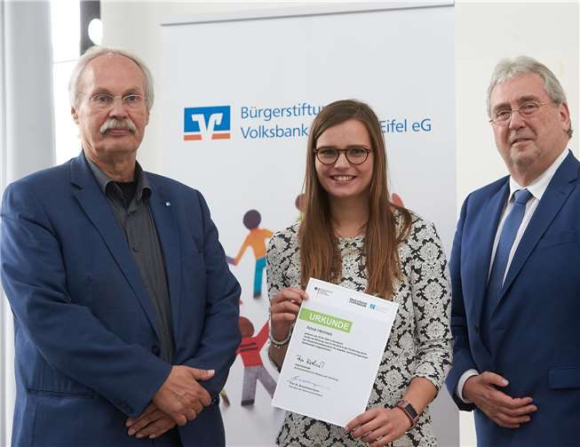 Prof. Dr. Kristian Bosselmann-Cyran, Präsident der Hochschule Koblenz (links) und Bruno Jaeger von der Bürgerstiftung der Volksbank RheinAhrEifel eG (rechts) gratulieren Anna Hermes zu ihrem Deutschlandstipendium.Fochschule Koblenz/Frey