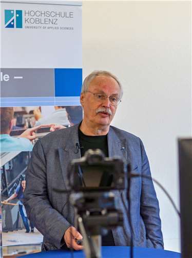 Prof. Dr. Kristian Bosselmann-Cyran, Präsident der Hochschule Koblenz begrüßte die Studenten. Fotos: Hochschule Koblenz/Stein
