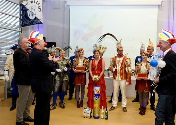 Prof. Dr. Kristian Bosselmann-Cyran, Prof. Ulof Rückert und Prof. Dr. Wolfgang Bogacki (v.li.) freuten sich sehr über die ihnen verliehenen Orden und tauschten auch Geschenke mit den Tollitäten aus.Privat