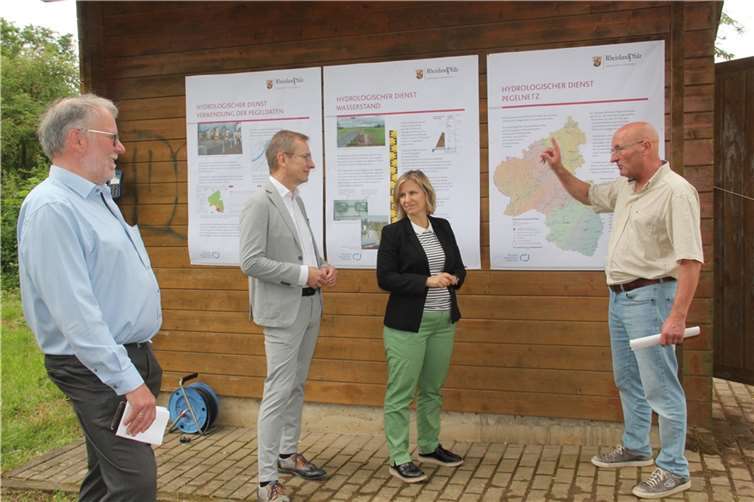 Prof. Dr. Lothar Kirchbauer von der Hochschule Koblenz, Sinzigs Bürgermeister Andreas Geron, Ministerin Katrin Eder und Jürgen Michels von der SGD auf Pegel 2. Foto: EA/Adams