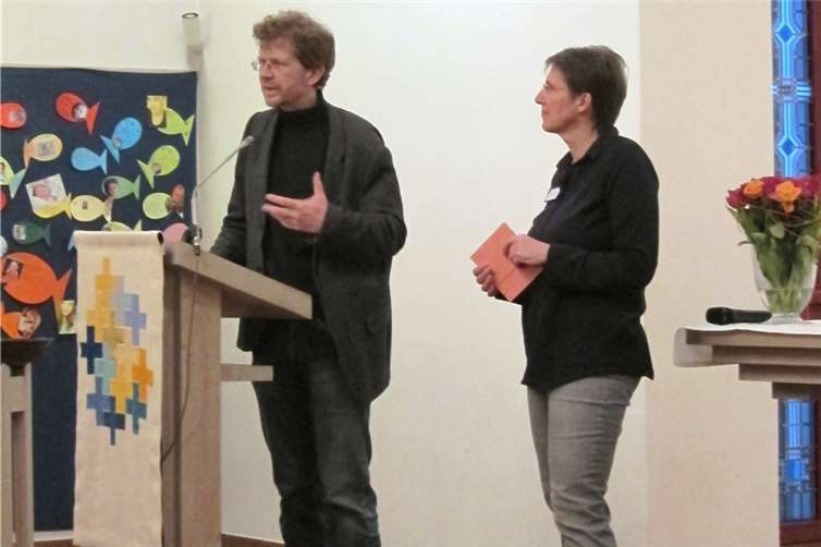 Prof. Dr. Lukas Radbruch, Präsident der Deutschen Gesellschaft für Palliativmedizin und Direktor der Klinik für Palliativmedizin am Universitätsklinikum Bonn und Claudia Wilmers, Koordinatorin der Ökumenischen Hospizgruppe e. V. referierten zum Thema "Grenzen der Behandlung am Lebensende".privat