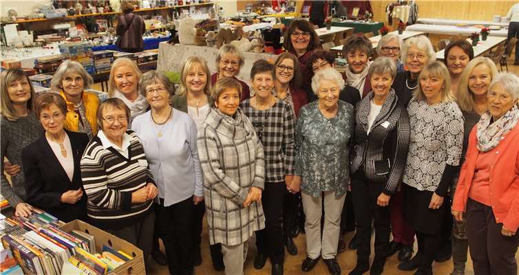 Prof. Dr. Lukas Radbruch und Frau Schlösser-Luckenbach dankten der Kleiderstube für die finanzielle Unterstützung, die für die nachhaltige Zusatzqualifikation zur Sterbebegleitung verwendet wird.Foto: privat