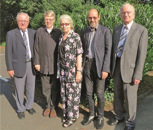 Prof. Dr. Manfred Probst SAC/PTHV, Vorsitzender der Stiftung zur Förderung der PTHV der Pallottiner; Prof. Dr. Paul Rheinbay SAC, Rektor der PTHV; Dr. Rita van de Sandt (Schwester von Heinrich van de Sandt); Pater Ulrich Scherer SAC/PTHV; Stifter Heinrich van de Sandt. privat