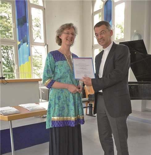 Prof. Dr. Margareta Gruber OSF, Dekanin der Theologischen Fakultät der PTHV, überreicht Prälat Dr. Klaus Krämer die Ernennungsurkunde zum Honorarprofessor für Dogmatik und Missionswissenschaften an der PTHV. privat