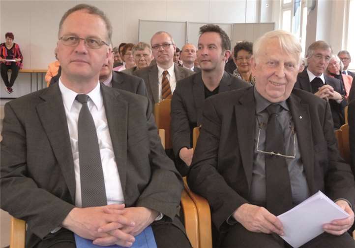 Prof. Dr. Markus Schulze SAC, Dekan der Theologischen Fakultät der PTHV, verlieh Pater Hans Vöcking die Ehrendoktorwürde.privat
