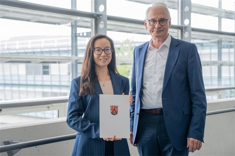 Prof. Dr. Mei Wu-Gehbauer, Professorin für Wirtschaftsinformatik und Künstliche Intelligenz am Fachbereich Wirtschaftswissenschaften und Prof. Dr. Karl Stoffel, Präsident der Hochschule Koblenz (v.li.n.re.) Bild: Hochschule Koblenz