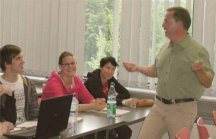 Prof. Dr. Nils Rauhut Studenten am RheinAhrCampus Remagen. privat