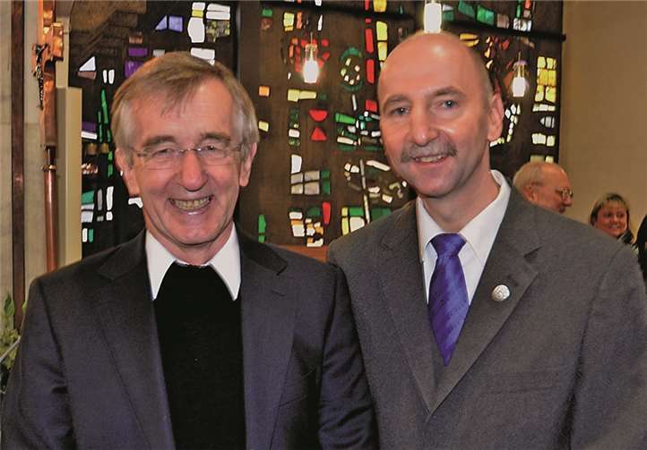 Prof. Dr. Pater Heribert Niederschlag und Germania-Vorsitzender Peter Stäblein.