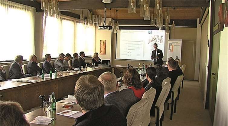 Prof. Dr. Reinemann von der Hochschule Koblenz während seines Vortrages.Privat