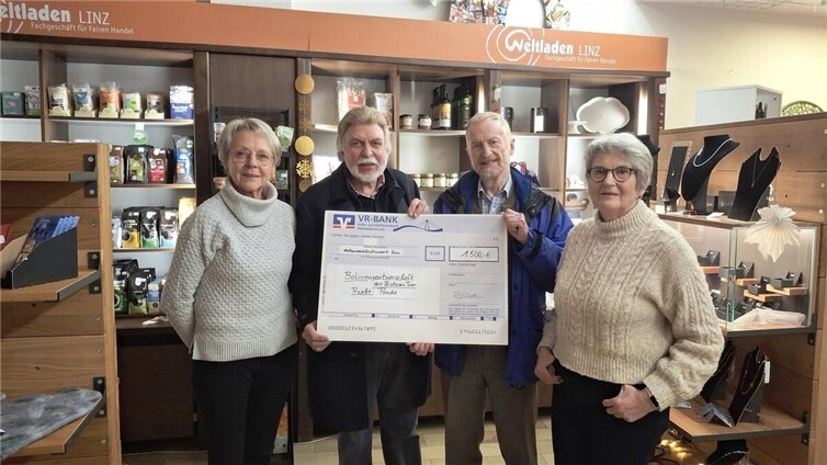 Prof. Dr. Rochus Allert bedankte sich beim Vorstand des Vereins Eine-Welt Linz e.V. und Weltladen Linz für die Geldspende von 1.500 Euro, mit der ein Umweltprojekt im brasilianischen Amazonasgebiet unterstützt wird. Von links: Stellv. Vorsitzende Britta Tokarz, Vorsitzender A.-Peter Gillrath, Prof. Dr. Rochus Allert, Vorstandsmitglied Gisela Bach.  Foto: Hans-Joachim Schmitz